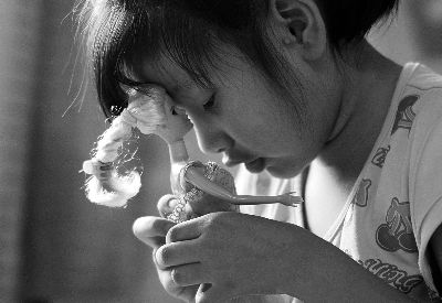 和其他小女孩一样,乐乐也对洋娃娃爱不释手,但她需要将洋娃娃凑到眼前