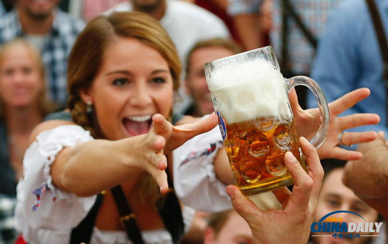 第180届慕尼黑啤酒节盛大开幕 万人举杯开怀畅