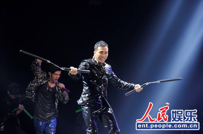周杰伦开唱甄子丹助阵 大耍双节棍秀琴艺(组图)