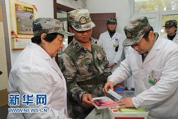 北京军区总医院副主任医师左富义为连队卫生