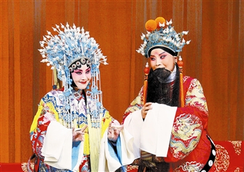 王玉磬先生弟子陈春（右）与北京河北梆子名家王洪玲分别扮演后刘备和前孙尚香。