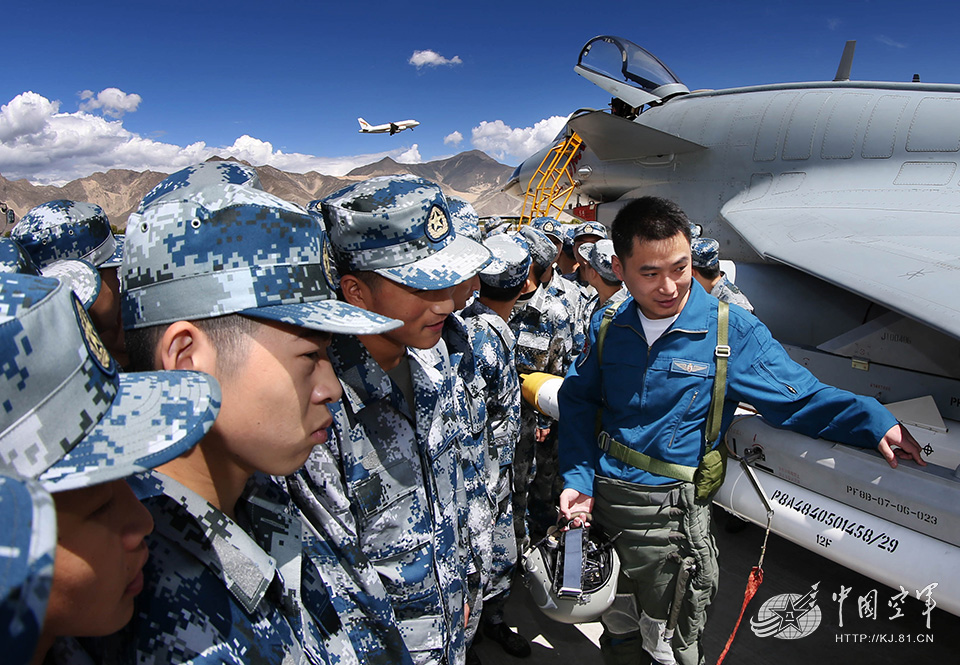 9月10日晚,空军首批入藏新兵从成都乘坐川藏列车,踏上前往雪域高原的