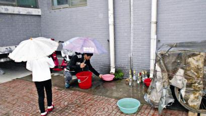 小区停了三天水居民接雨水救急冲厕所(图)