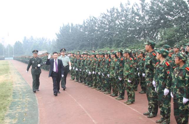 潍坊学院举行2013级新生军训阅兵总结大会(组图)