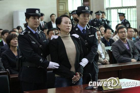 今天上午,榆林靖边县人民法院公开审理“房姐”龚爱爱涉嫌伪造、买卖国家机关证件罪一案。