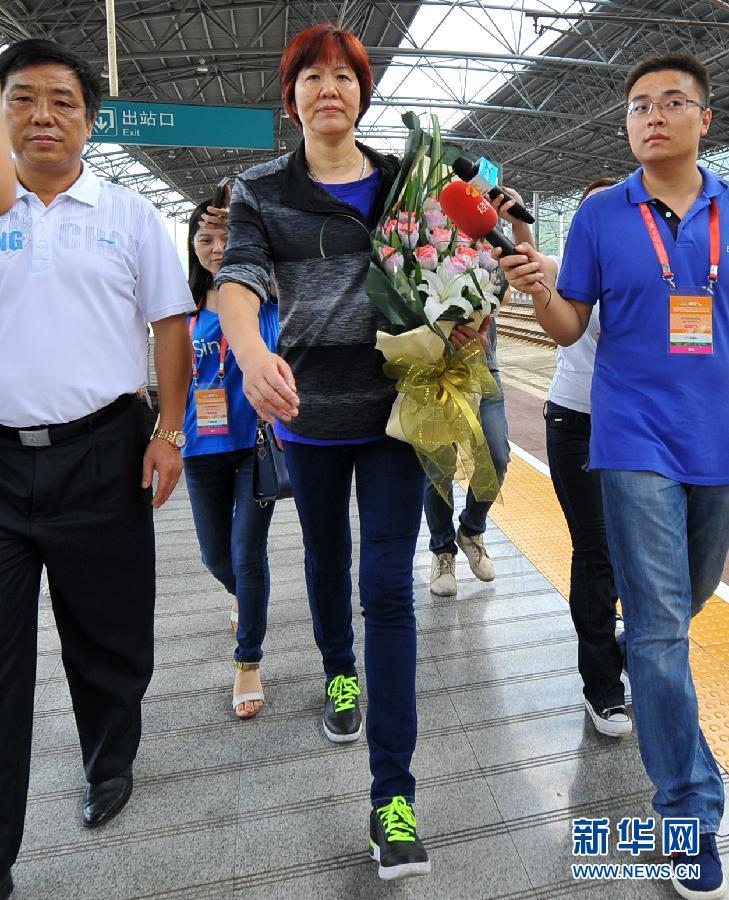 郎平抵达湖南郴州 率中国女排参加世锦赛亚洲