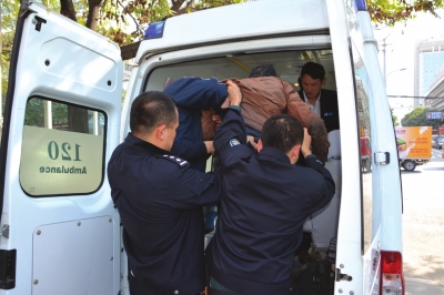 送上急救车