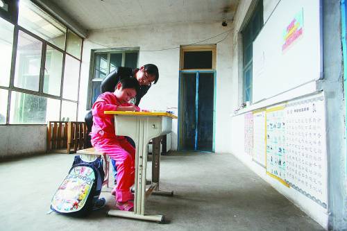 下肢残疾儿童的入学困难,开展了为6～12岁重度残疾儿童免费"送教上门"