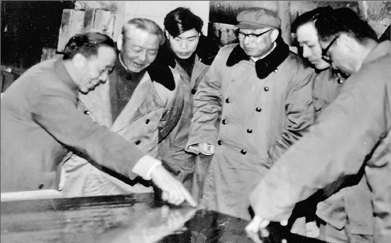 1982年1月，习仲勋同志（左二）在云南考察工作。本报资料图片