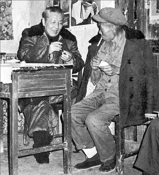 1982年1月，习仲勋同志（左）在云南考察时与农民亲切交谈。