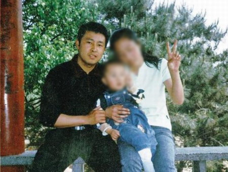 夏俊峰与妻子、儿子的合影。左为夏俊峰。