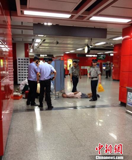 图为事发时行凶者被警方控制。 目击者提供 摄