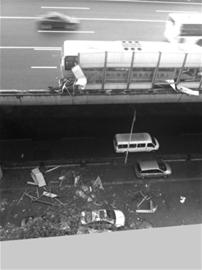 大巴撞断高架隔音板砸坏地面三辆车