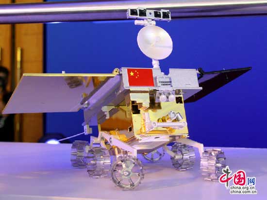 揭中国首辆月球车:身背太阳翼脚踩风火轮
