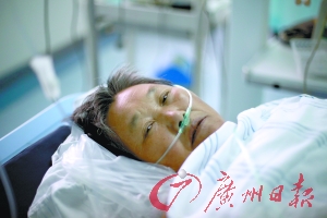 受伤阿婆躺在医院急诊室的病床上。记者陈忧子、王燕摄