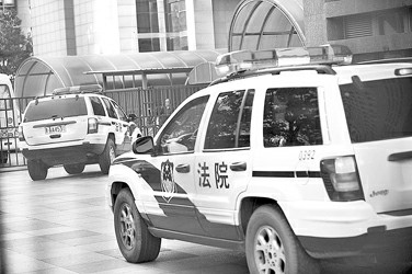 今天上午,押解李某某等人的法院车辆驶入北京市海淀区法院