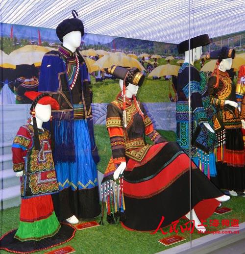 《绚彩中华--中国彝族服饰文化展》开幕(组图)