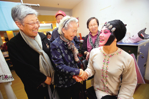 演出前夕来自北京的戏迷到后台看望该剧主演王冠丽