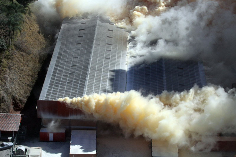 巴西一肥料仓库发生火灾 有毒烟雾蔓延直冲云