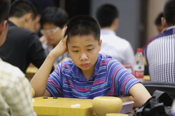 图文第二届棋圣战预选赛首轮小将何雨涵沉思