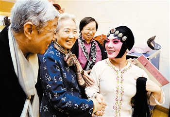 几位专程从北京赶来的“白派迷”演出前在后台终于见到了心中的偶像王冠丽。