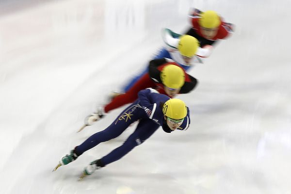 【图】图文:短道速滑世界杯中国站 沈石溪领滑