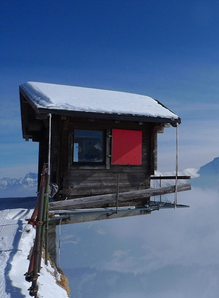 【组图】瑞士山顶悬浮木屋摇摇欲坠观美景(高清组图)