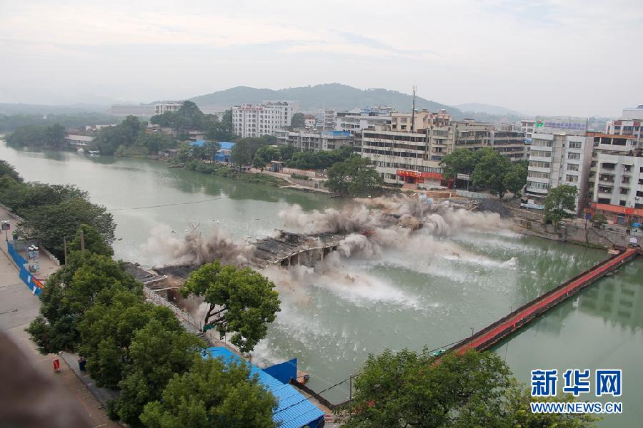 9月28日,一位白叟在观望前的广西桂林市全州一桥.