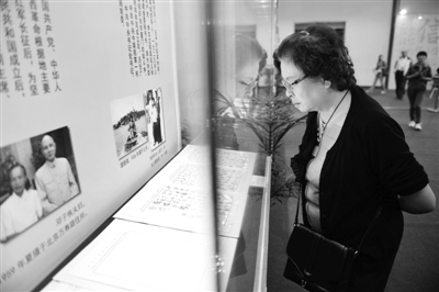 昨日下午3时许,陶斯亮站在中国书信展区的一个玻璃展柜前,展柜内陈列着陶铸于1950年写给战友谭珊英的亲笔信。 新京报记者 吴江 摄