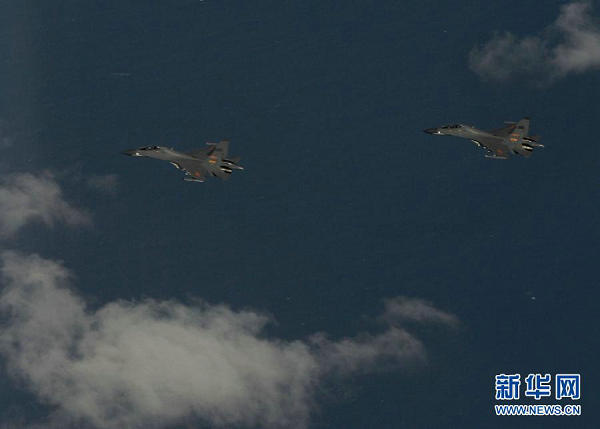 中国歼-10战机群联合军演 千里奔袭敌阵地