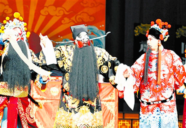 优秀演员王杰（左）、滕建东在剧中分别扮演包拯和陈世美。