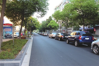 经过改造,潘水苑小区道路拓宽了,停车位增加了