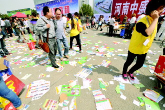 展区派送宣传单满地纸张太浪费(图)