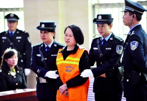 9月29日,龚爱爱走向被告席。新华社发