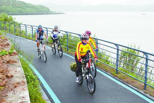 东钱湖依山傍水的国内首条生态型环湖自行车道