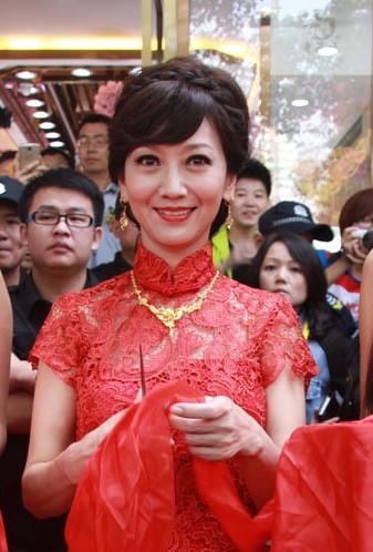 赵雅芝现身长沙步行街 红色旗袍显古典美