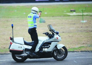 民警单人驾驶摩托车行进射击的英姿.通讯员 供图