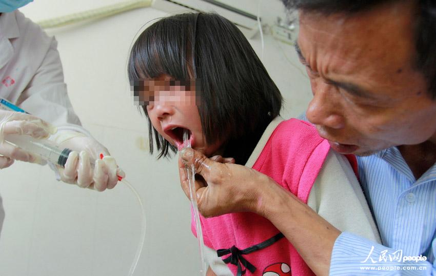湖南一学校50余名学生疑因食物中毒被送至医