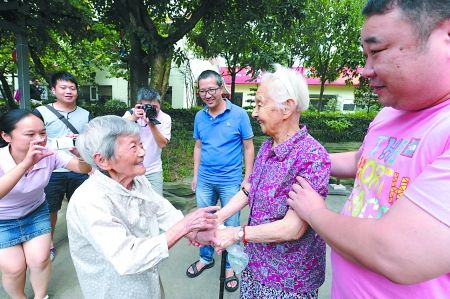 沙坪坝区歌乐山,分别了70年的老姐妹李意如(左)和杜晶育(右)在中秋节再度相聚。 首席记者 钟志兵 摄