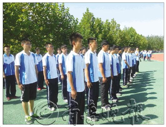 穿插叙军训,一年省下40万(图)初中校服的阅读题作用图片