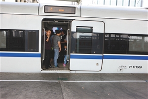 9月30日,宁波火车东站,列车进站后,一些旅客纷纷下车抽烟,抽过之后
