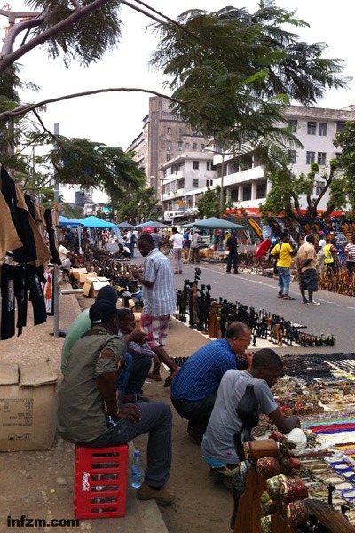 莫桑比克首都马普托每周六开市的手工品市场