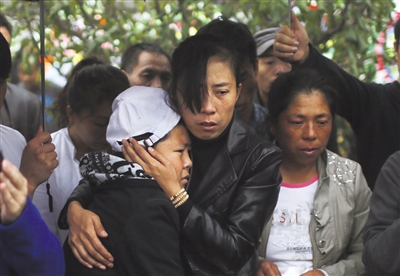 2013年10月1日，夏俊峰骨灰在沈阳下葬。 新京报记者 赵亢 摄