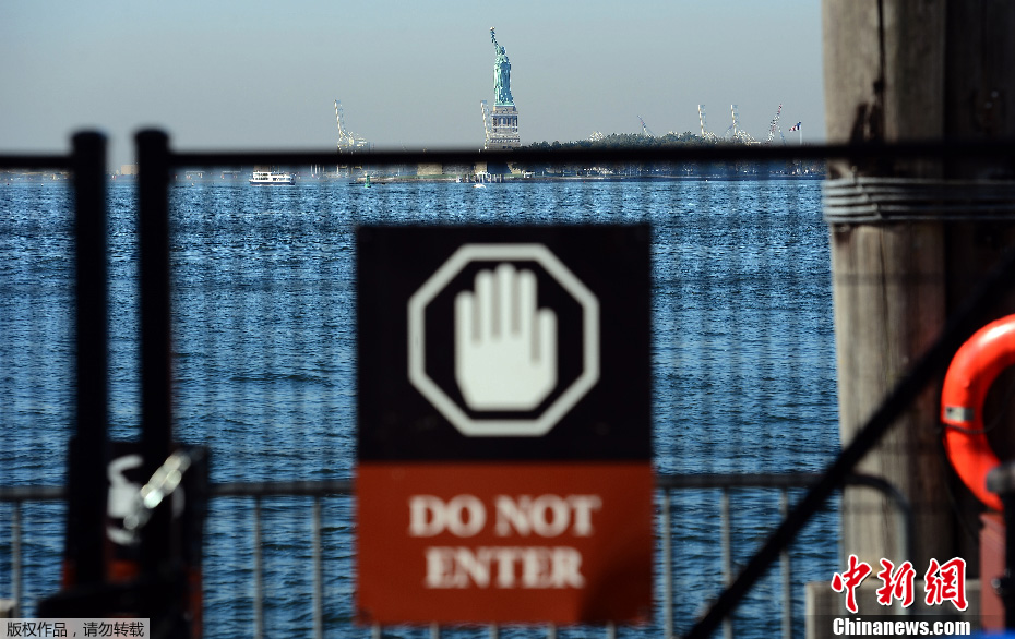 美国政府停摆 自由女神像等旅游景点被迫关闭