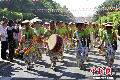 10月2日,瑞丽少数民族盛装街头巡游庆祝胞波节.中新社发 任东 摄