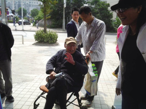 出现了感人的一幕:98岁的郑康福老先生坐轮椅来到南京晨报发行人员的