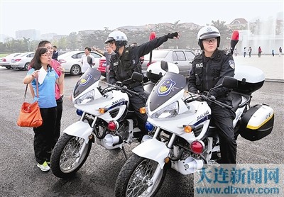 国庆期间,市公安局特警支队首支摩托特战队"蓝鲨"突击队在市内繁华