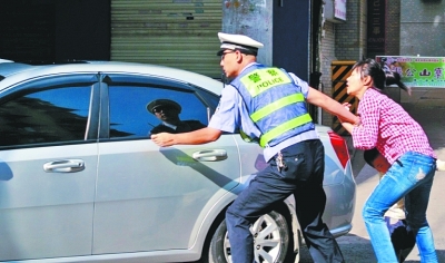 女子阻挠交警追赶驾车逃离的丈夫。图片由许先生提供