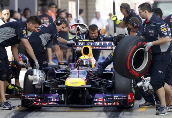 图文:f1韩国站第三次练习赛 韦伯更换轮胎-搜狐赛车