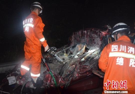 京昆高速四川绵阳境内发生的追尾交通事故造成